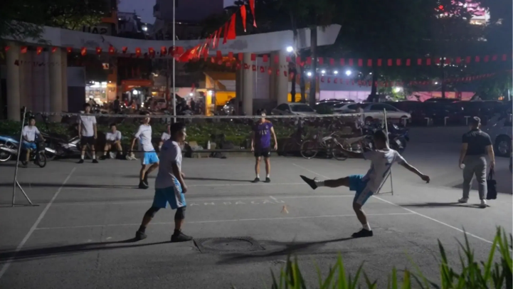 Chơi đá cầu sau giờ làm việc